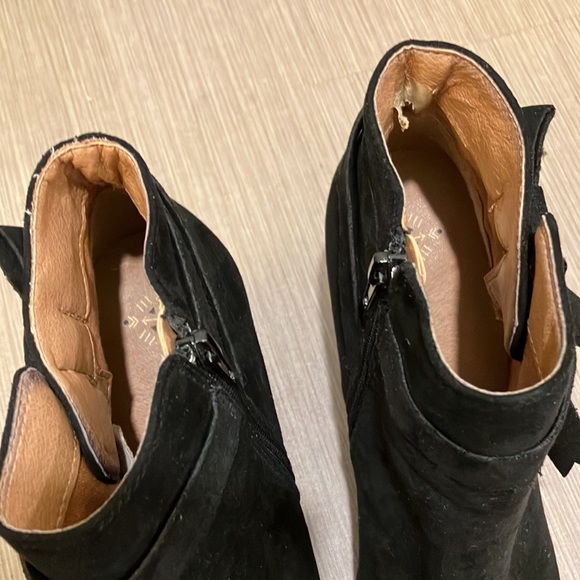 EUC Free People vegan suede heeled ankle booties In Black Color Size 10 - Picture 9 of 15